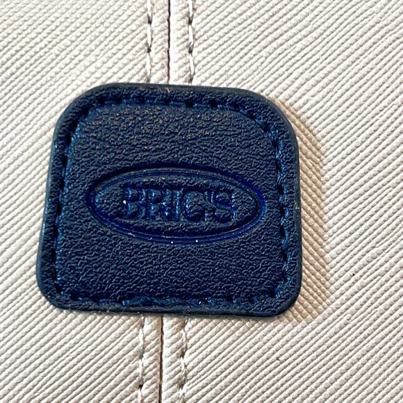 BRIC’S Qatar Airways Amenity Toiletry Zip Pouch Cream Blue Travel Dopp Case - Picture 2 of 10